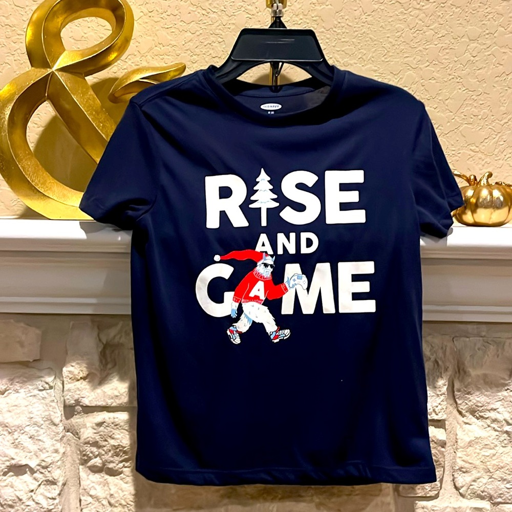 OLD NAVY RISE AND GAME boys navy Christmas t-shirt Size 8 great condition